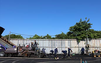 総栄の迅速な道路工事の様子